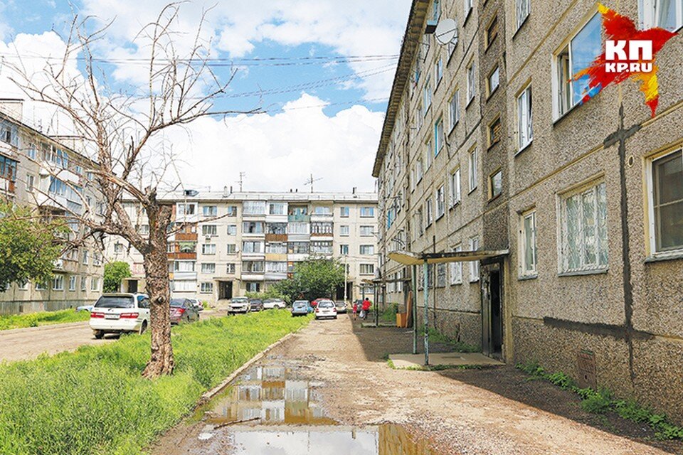 Типовая пятиэтажка на окраине Красноярска. Простая «гостинка» на 20 метров, обшарпанные стены. В ней живет Алла Карпухина 
Фото: Мария ЛЕНЦ