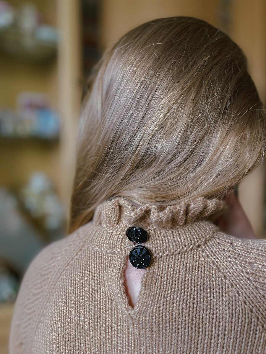 Обожаю лицевую гладь и применяю её в большинстве своих изделий, делая акцент на детали. 