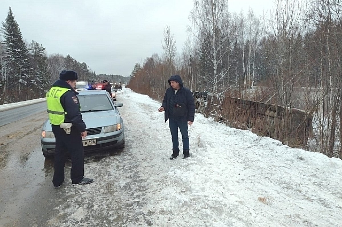    Автобус с пассажирами опрокинулся на трассе в Свердловской области