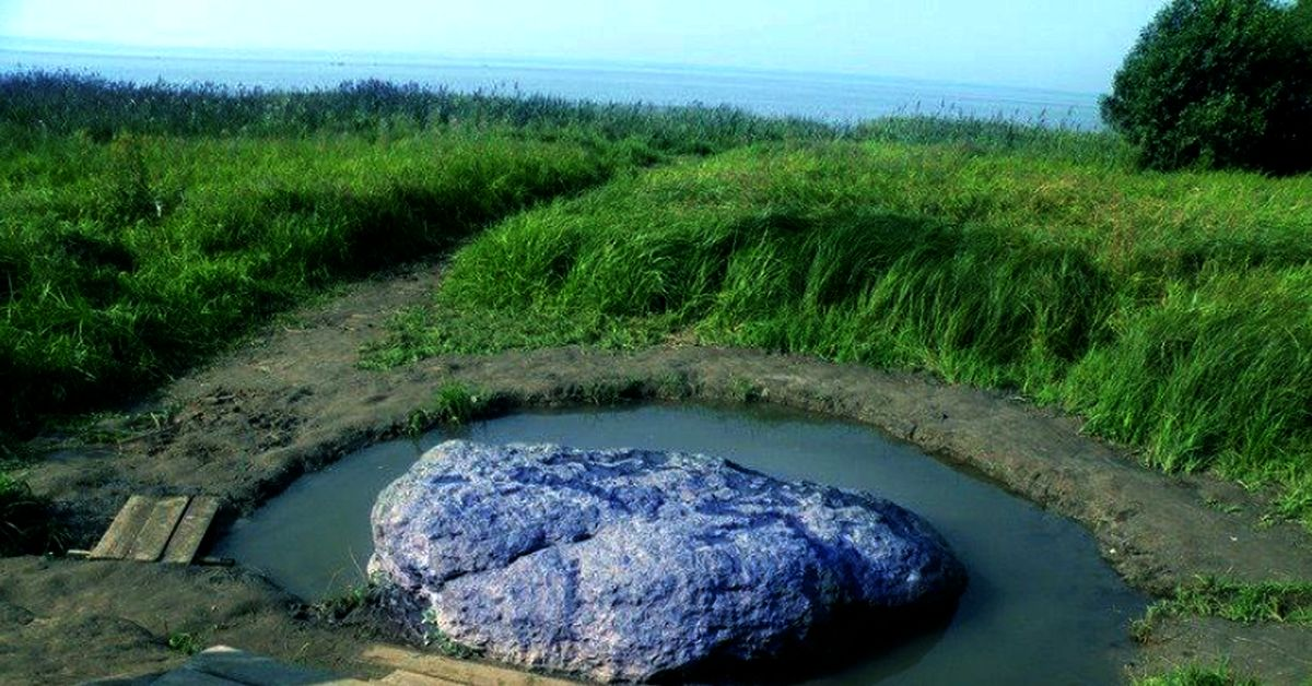 Синий камень ярославская область. Синий камень ярославская область. Синий камень на плещеевом озере. Синь камень на плещеевом озере. Синий камень переславль залесский.