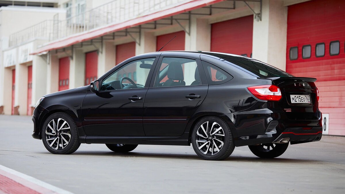 Каждому покупателю Lada Granta Sport обещают выдавать пропуск в клуб фанатов команды Lada Sport Rosneft с промокодом на покупку фирменного мерча и приглашением на гонки