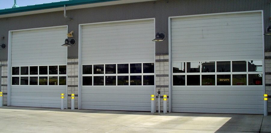 Промышленные ворота с панорамными панелями