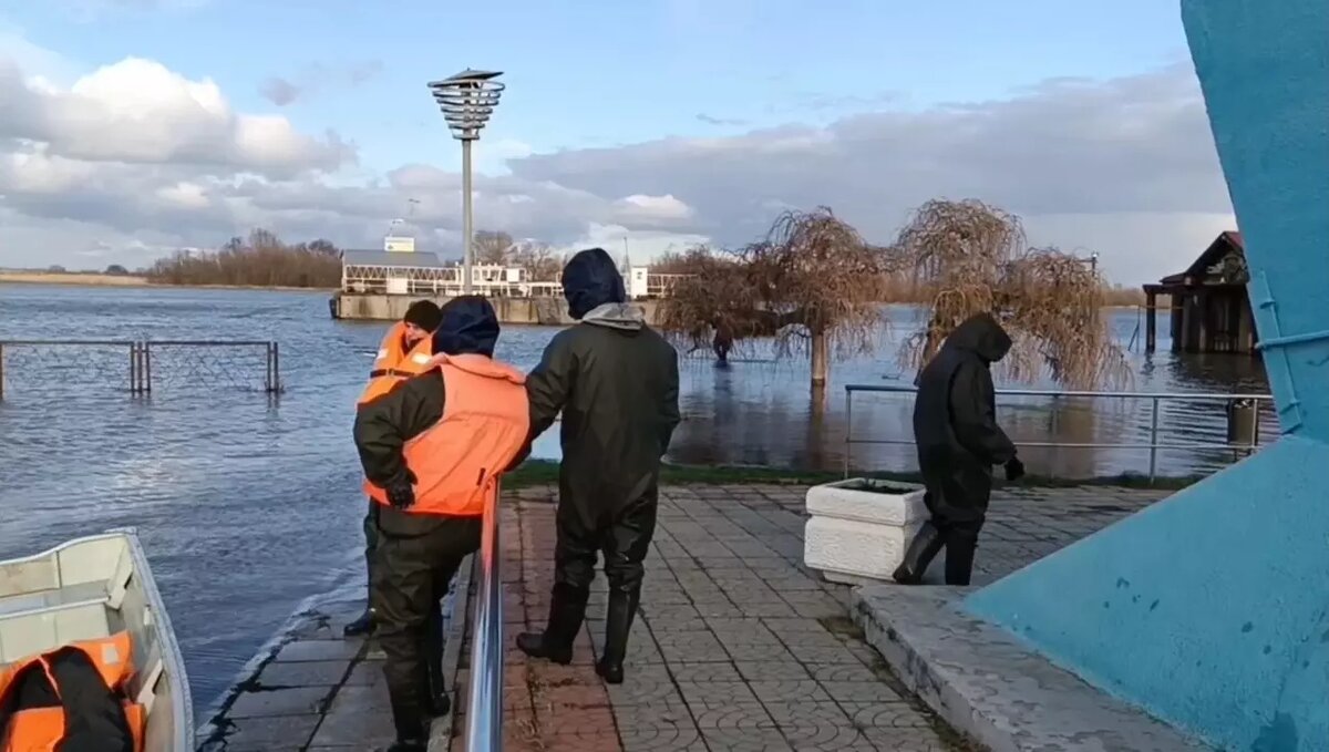     В Ростовской области спасатели по заявкам местных жителей будут проводить откачку воды из домов, сообщил губернатор Василий Голубев.