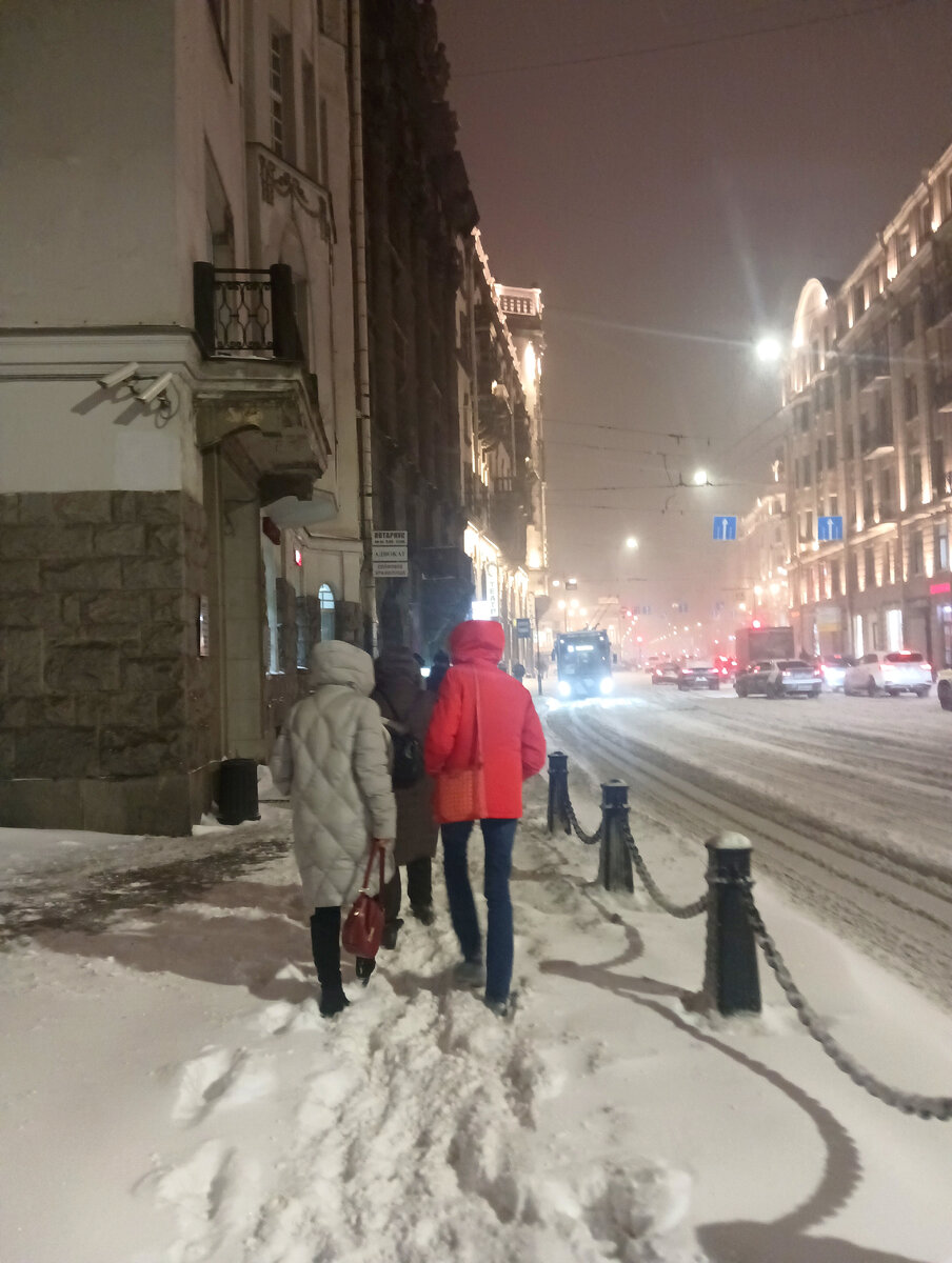 Все фото в статье - авторские. На Петроградке вчера вечером. 