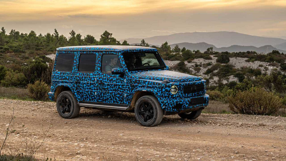 Новейший Mercedes «Гелендваген» в деле: танковый разворот и другие трюки  показали в большом видеоролике | iXBT.com | Дзен