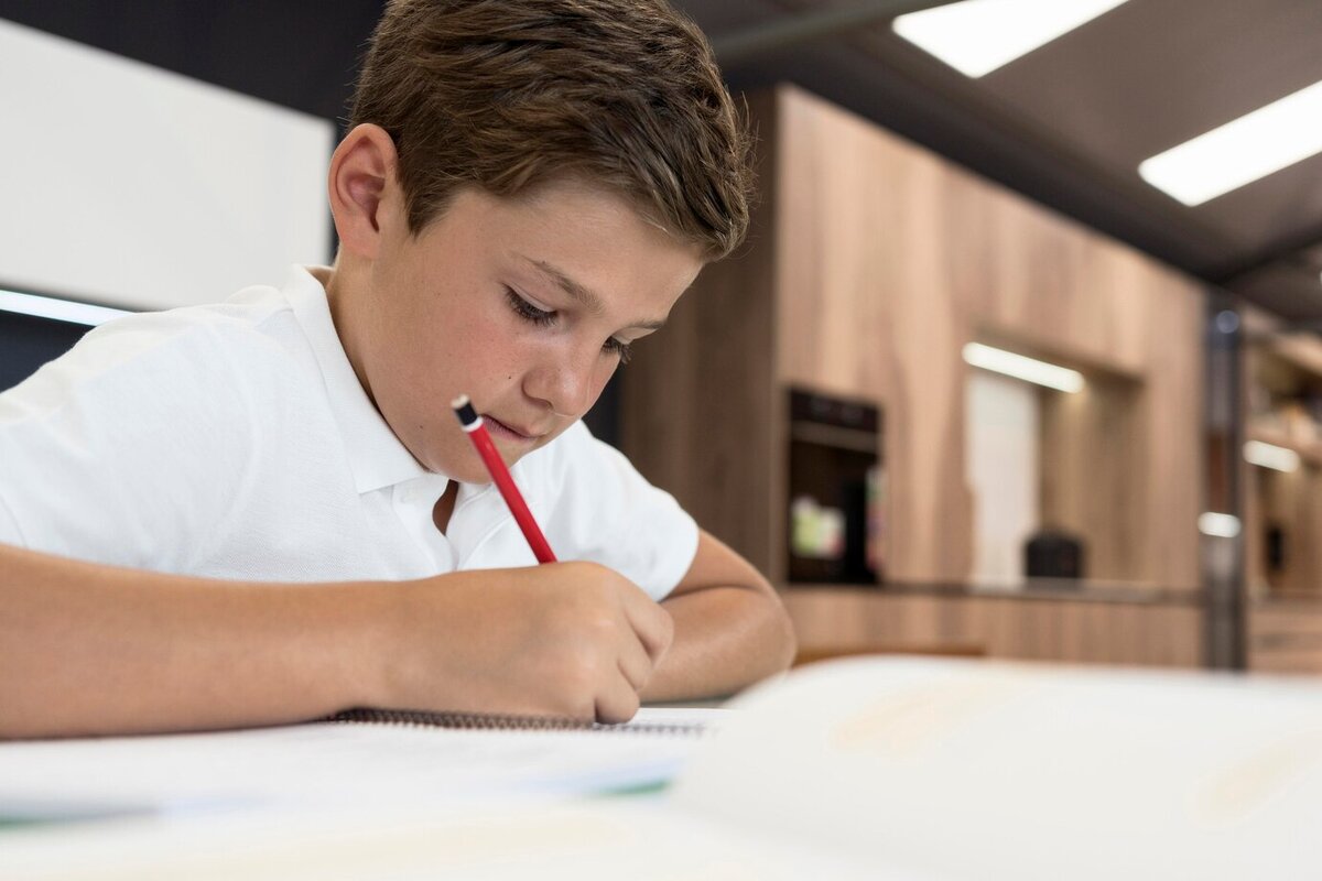 В 11 лет мальчик что делает. Мальчик делает ДЗ сердитый. Doing his homework. Mike is doing his homework.
