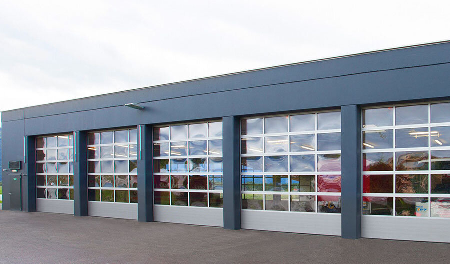 Панорамные ворота гармоничное дополнение фасада