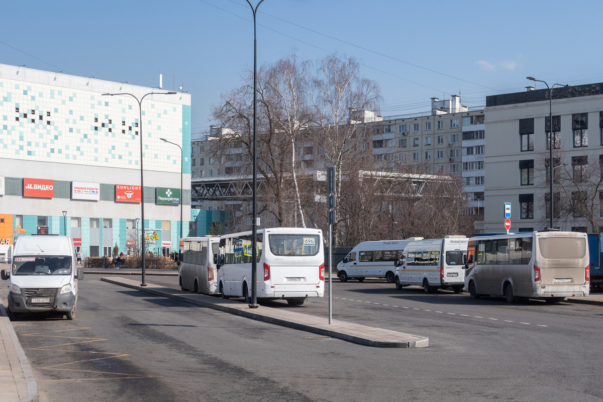Стоянка коммерческих маршруток в Москве возле станции метро "Планерная". 