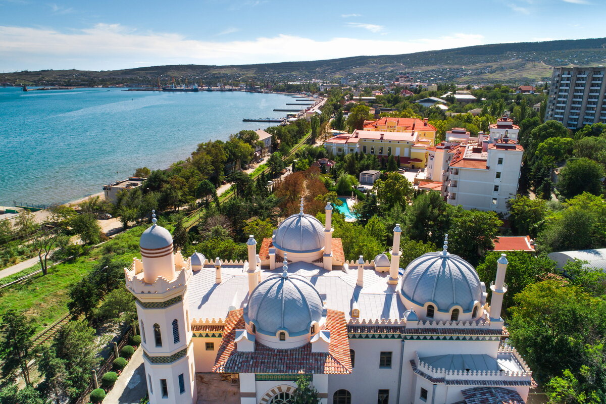 Обзорный вид на Феодосию и частный сектор.