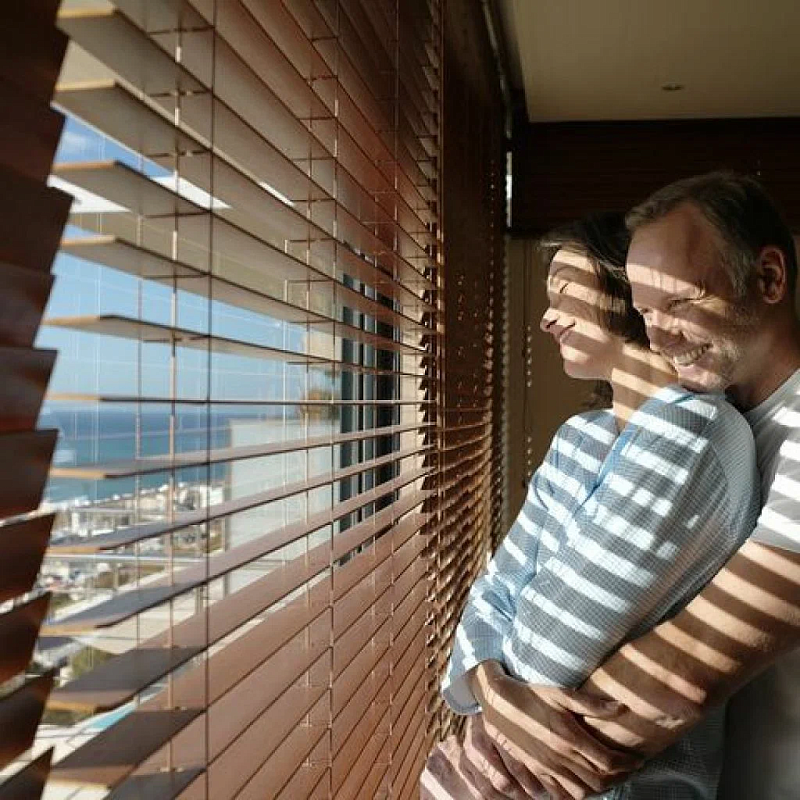 За жалюзи можно надёжно спрятаться от жары и палящего солнца 