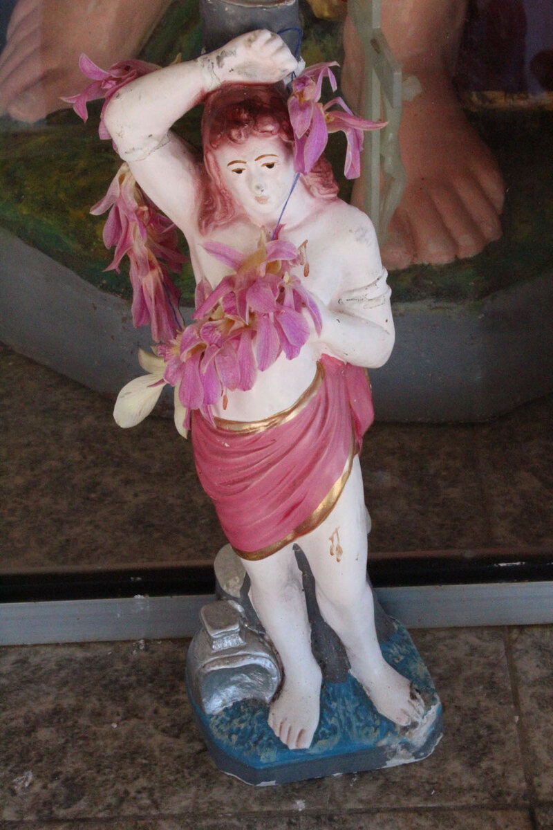 Статуй очень много