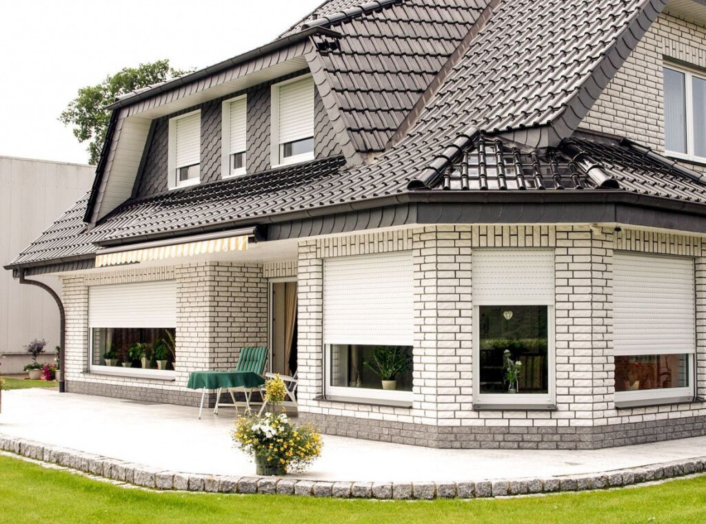 Рольставни под цвет фасада в частном доме 