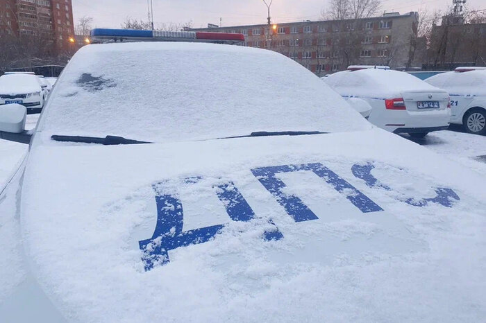 ХАХА!! Думала никто не увидит!!! ссыт на дороге