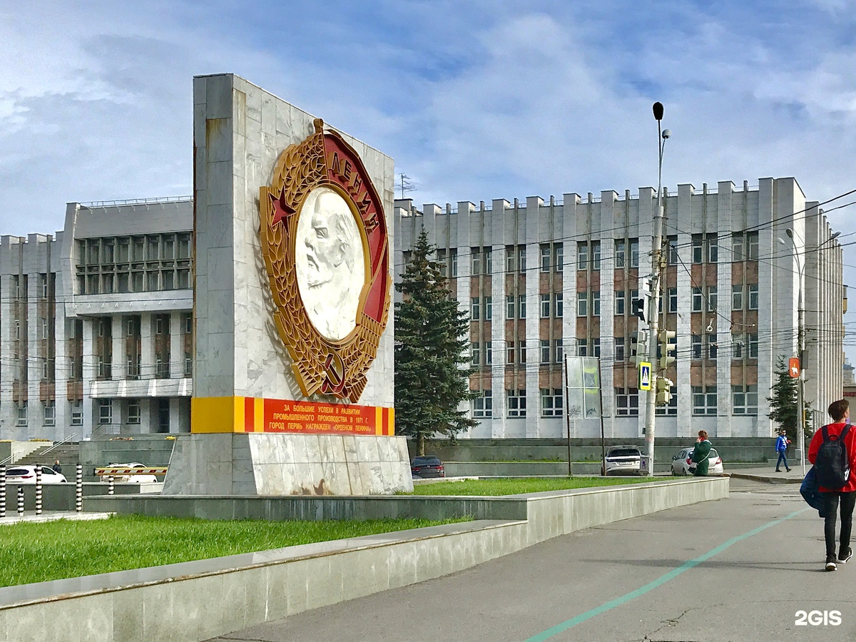 Памятный знак "Орден Ленина" на перекрестке улиц Ленина и Куйбышева в Перми.