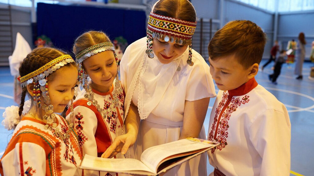    В Югре выпустили сборник колыбельных песен разных народов