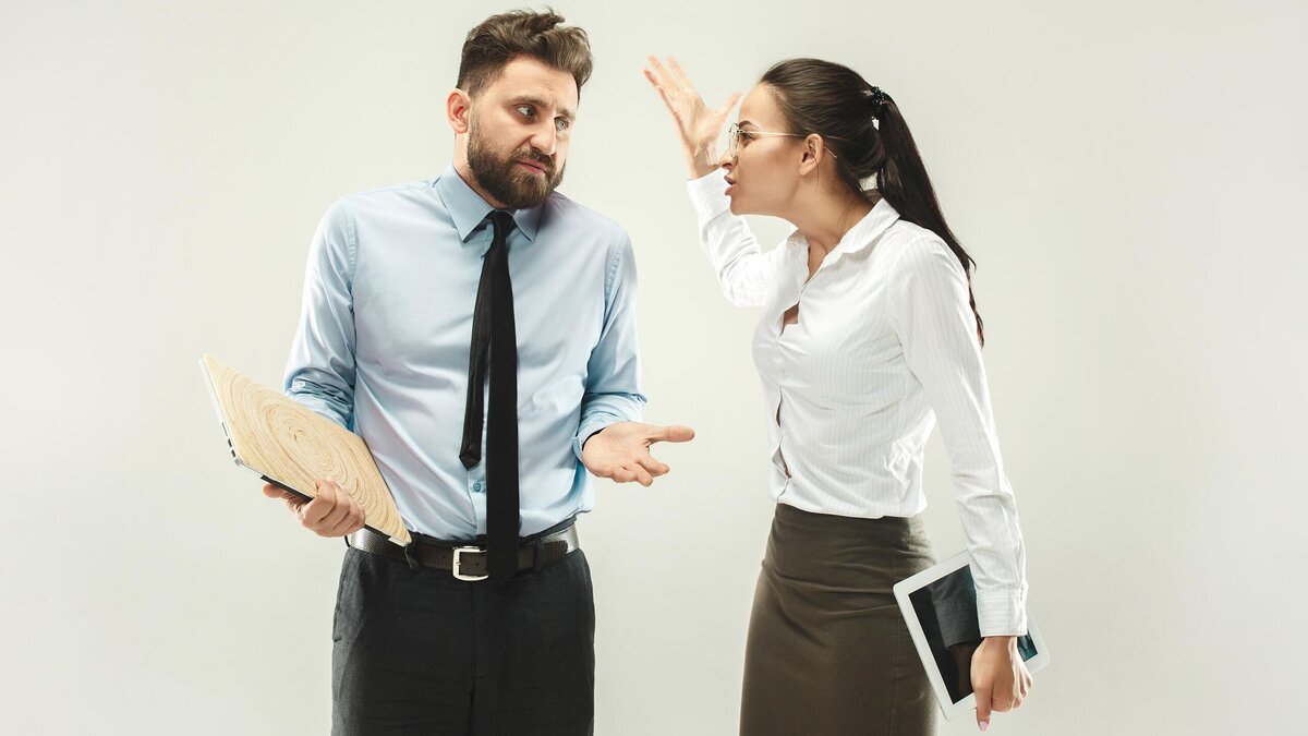    Коллега отпускает неприятные реплики? Всего три совета позволят сработаться даже с таким© Freepik | master1305