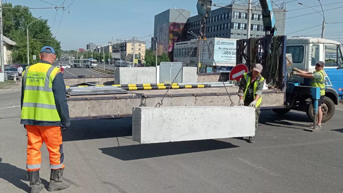 Движение на новом мосту. Барнаул путепровод на новом рынке. Барнаульский мост.ремонт.от пионера далеко?