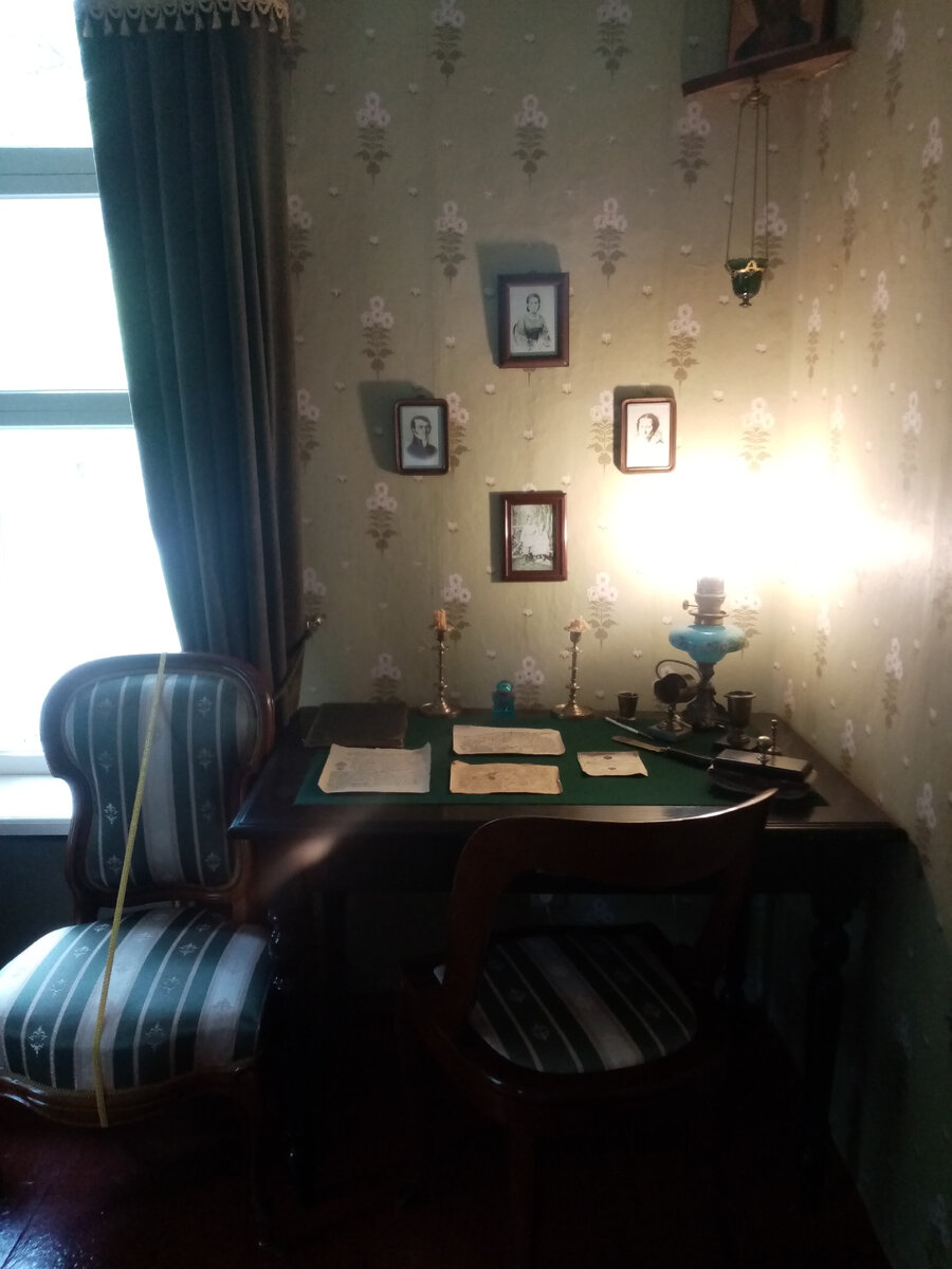 Фотка моя, это кабинет Достоевского в Старой Руссе, Фёдор Михайлович, как и я, любил творить по ночам)))