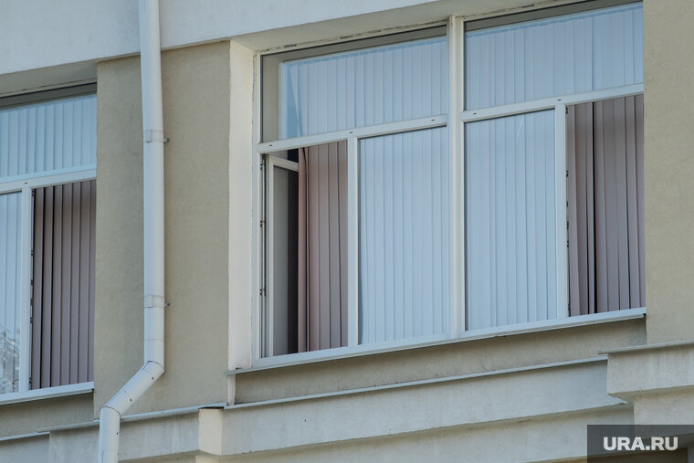    После падения из окна девочка повредила позвоночник