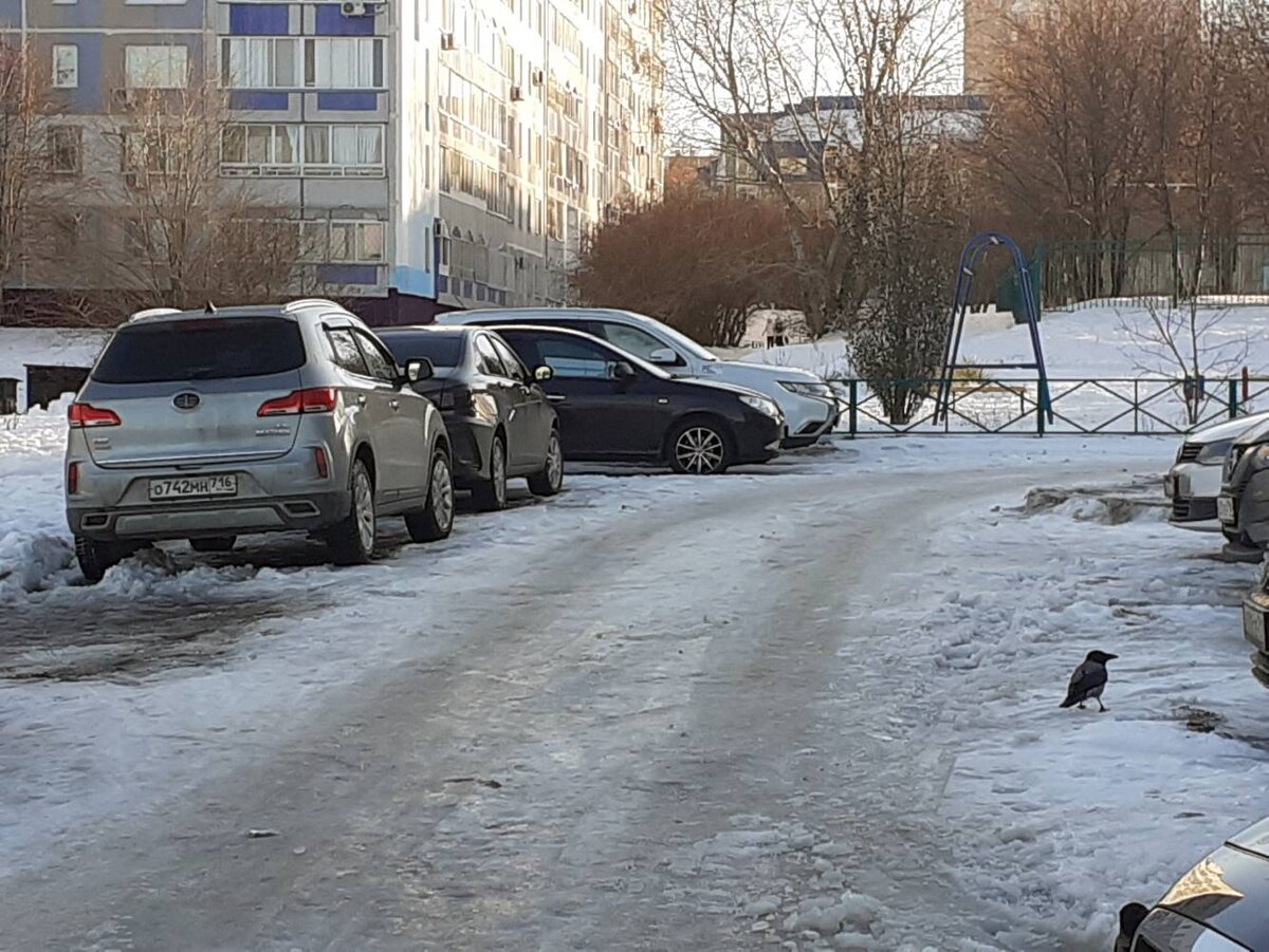 Въезд во двор не очищен от снега, тротуарные дороги покрыты льдом, а рядом  школа | МОО Народный КОНТРОЛЬ | Дзен