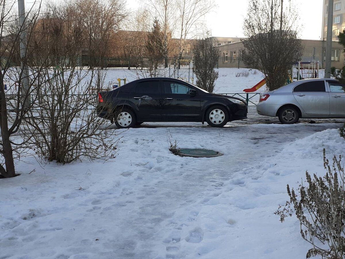 Въезд во двор не очищен от снега, тротуарные дороги покрыты льдом, а рядом  школа | МОО Народный КОНТРОЛЬ | Дзен