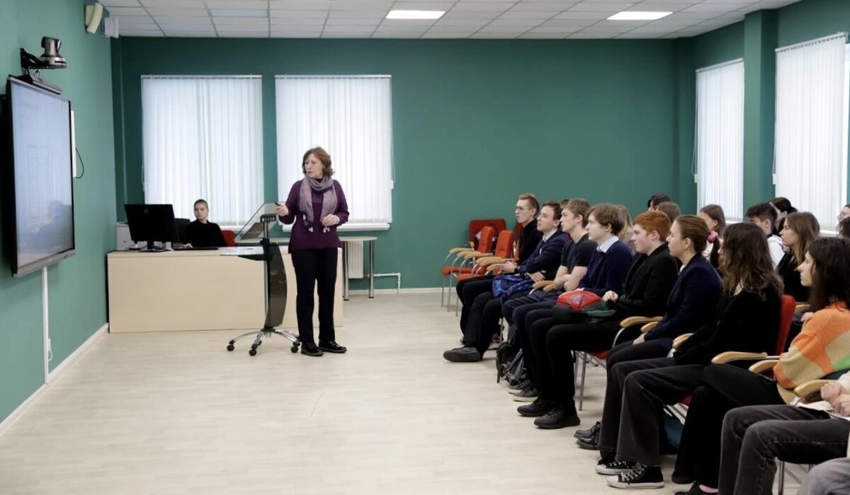 Карцева А.К., сотрудник ФЭиТМД на лекции по профориентации 