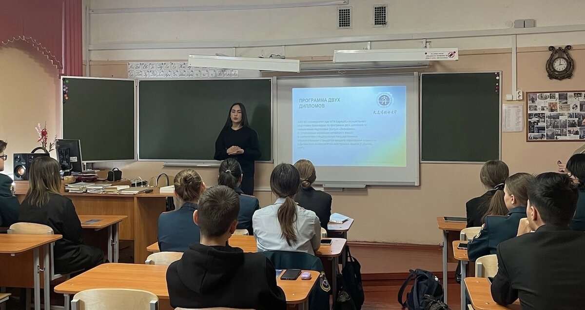 Студентка группы Э-034, Телекаева Нурия во время лекции по профориентации