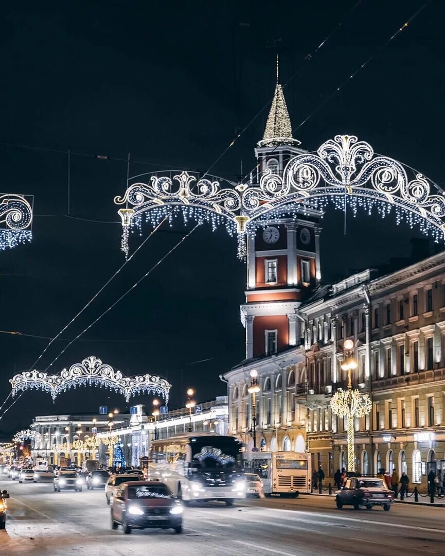 Всем привет! Приближается самый главный и любимый праздник — Новый год. И как всегда в Петербурге готовится интересная программа, украшаются улицы и ставятся ёлки.-2