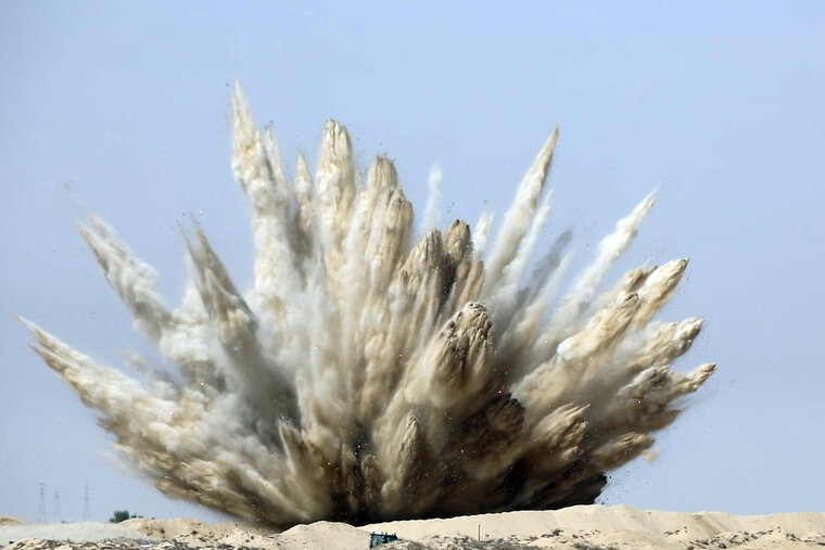    По словам жильцов, дом находится в нескольких сотнях метров от места взрывов