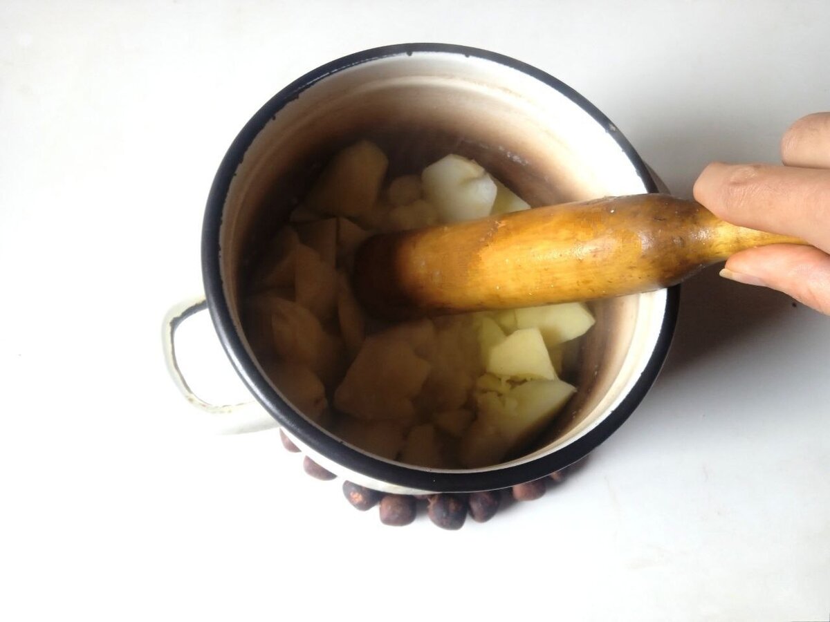 Самое вкусное и пышное пюре получается, если использовать деревянную толкушку