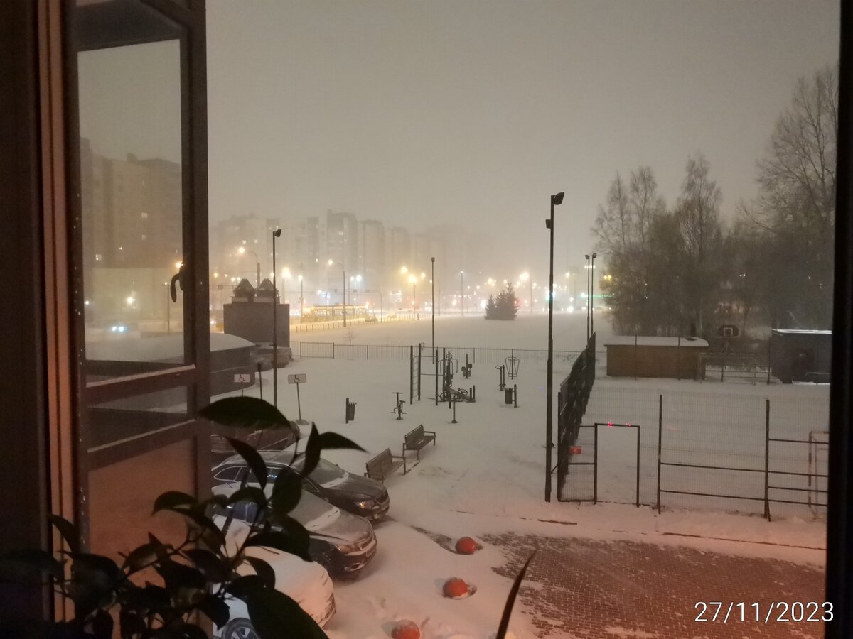 Это 23 часа вчера. Светло, как днём) 