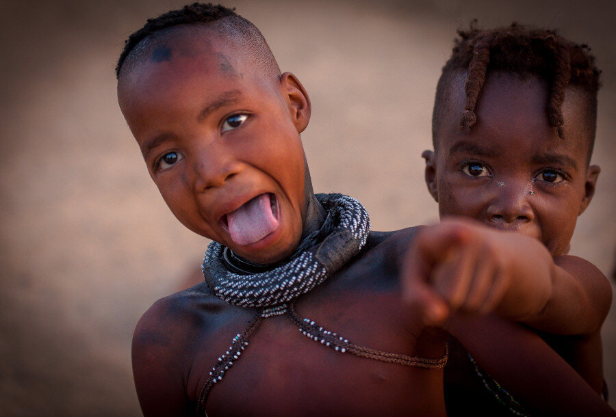 Tribe himba pro. Дети племени Химба. Племя Химба дети фото. Дети в племени половые органы.