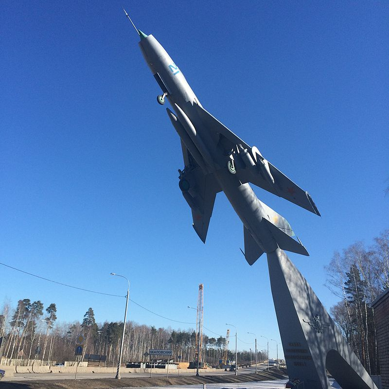 Чкаловский в к. Чкаловский памятник самолет Су-7. Памятник самолёту Су 7б Хабаровск. Памятник истребителю-бомбардировщику Су-7б Хабаровск. Самолёт Су-7б Чкаловский.