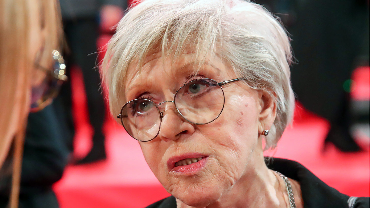 84-летняя Валя осталась совсем одна. Она так считала. У нее было много родственников - и дочери, и затья, и внучки. Но все ее бросили. Она им все силы отдала. И не только силы.