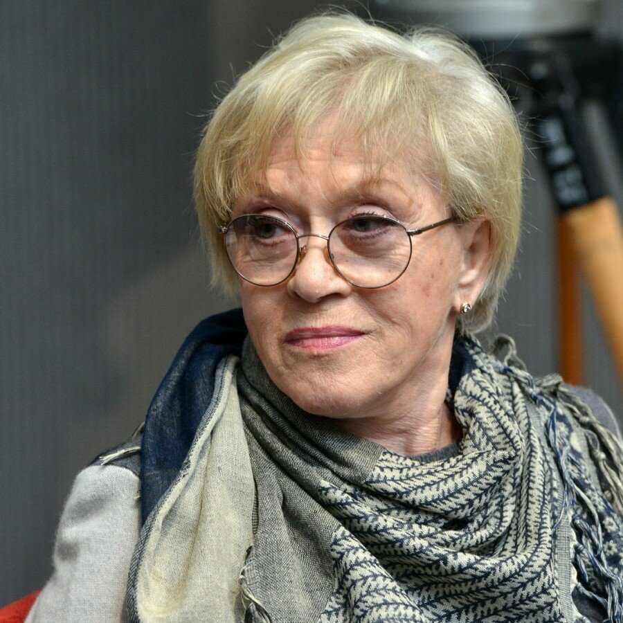 84-летняя Валя осталась совсем одна. Она так считала. У нее было много родственников - и дочери, и затья, и внучки. Но все ее бросили. Она им все силы отдала. И не только силы.-3