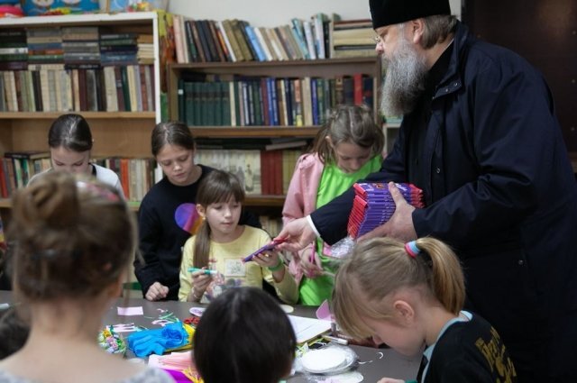    Какие обязанности должны выполнять крестные родители?