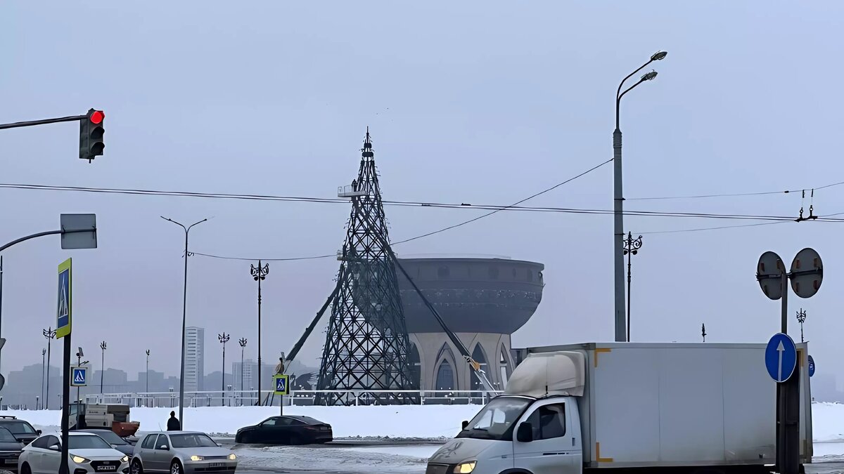     В Казани рабочие уже собрали каркас главной городской елки. Об этом сообщили очевидцы в Telegram-канале «Казань на максималках».