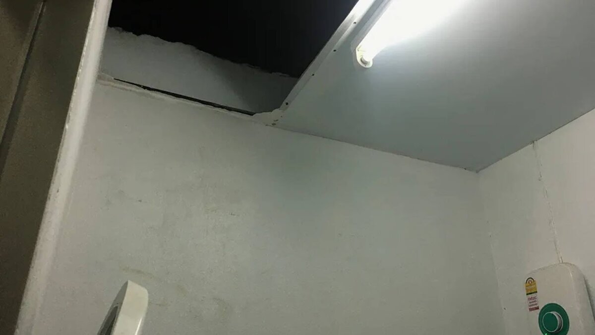 Вот такую «красоту» можно встретить на сервисах аренды — в ванной нет части потолка. Видимо, по задумке владельца через нее нужно любоваться звездным небом, когда принимаешь душ :)