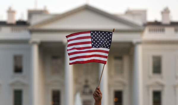 Флаг США на фоне Белого дома