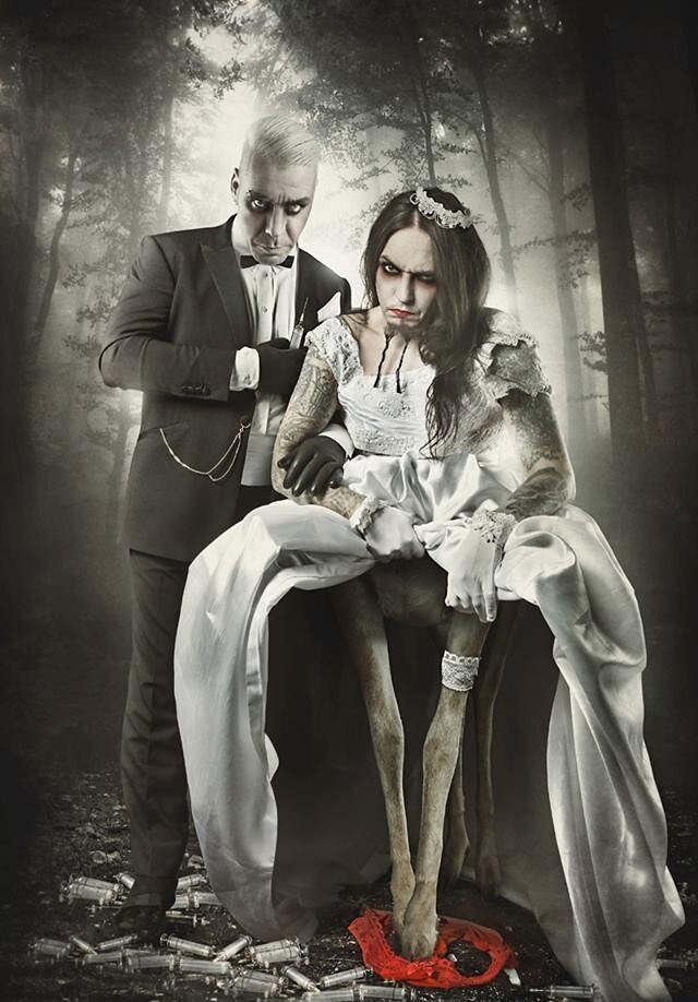 Анонс сопровождался общим изображением, на котором Тилль и Петер были представлены как новобрачные.