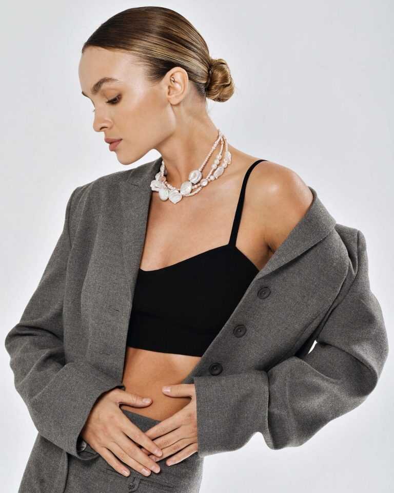 На фото чокер из жемчуга