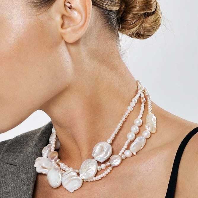 На фото чокер из жемчуга