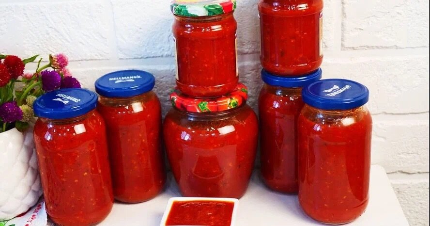 Сегодня вы узнаете, как приготовить томатный соус на зиму. Я поделюсь своим любимым рецептом. Этот соус отлично подходит для пиццы или пасты. На зиму – настоящая палочка-выручалочка, поэтому смело закатывайте побольше.