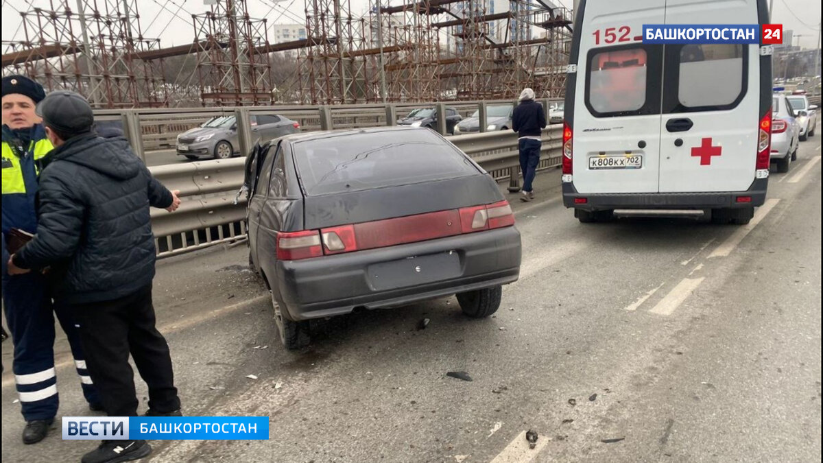 На Бельском мосту в Уфе лоб в лоб столкнулись Land Cruiser и ВАЗ |  Башкортостан 24 | Дзен