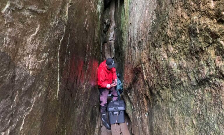    В некоторых местах ширина пещеры менее одного метра. Для археологов это не стало препятствием / © Riitta Rainio & Elina Hytönen-Ng