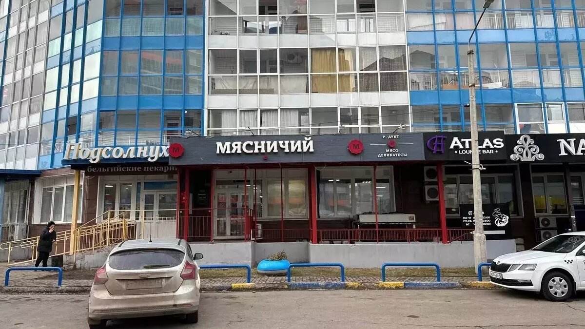     Бывшего красноярского депутата Романа Гольдмана продолжают преследовать неудачи. После уголовного дела о мошенничестве и обмане пайщиков кооператива «АгроВклад», на беглого бизнесмена посыпали иски от кредиторов. Последним стало требование Росбанка к сети магазинов Гольдмана «Мясничий».