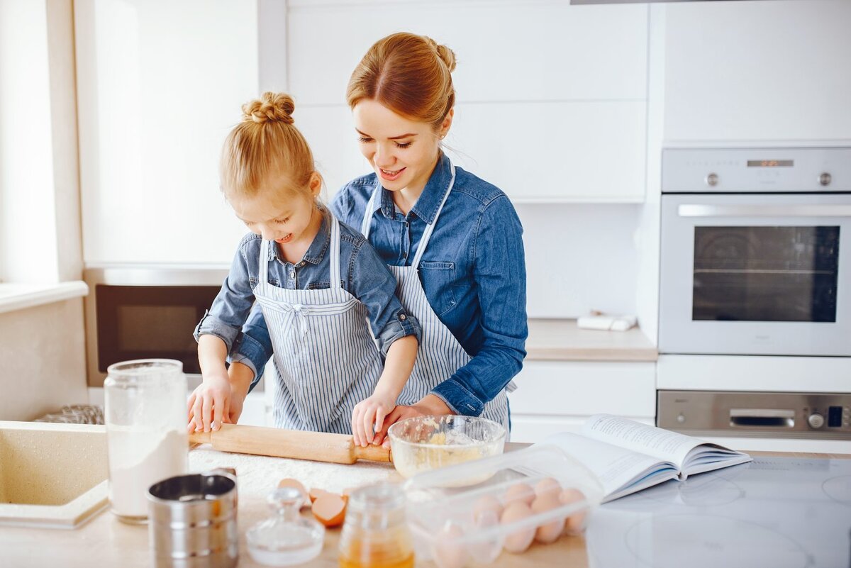 Polina s mother cook. Семья на кухне. Семья на кухне и кулер. Family Kitchen. Moms Cooking skinny.