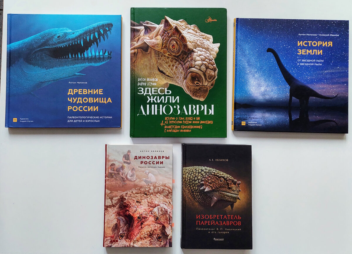 Одну книгу на фото даже довелось прочитать еще до выхода в свет