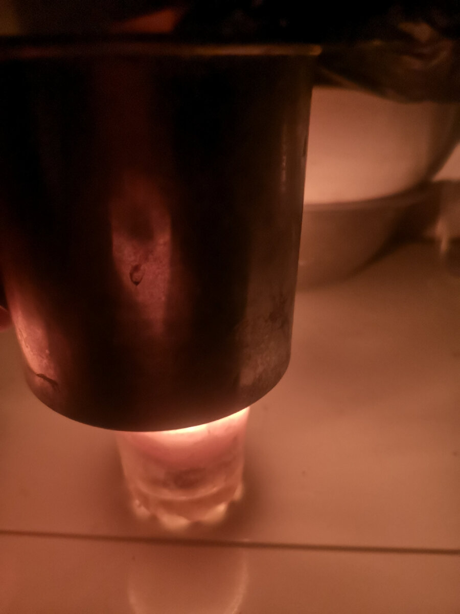 Остатки кипячёной воды подогревала свечкой в первый вечер, чтобы хоть как-то попить горячего чая🙈😄