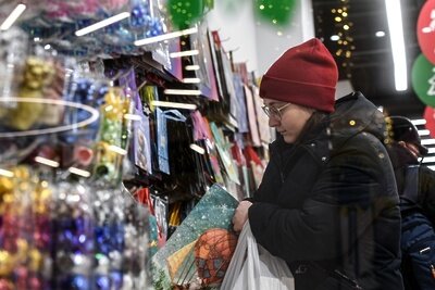    Предновогодняя торговля в Москве ©Кирилл Каллиников РИА Новости